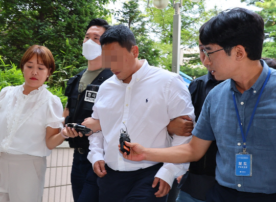 차량을 빼달라고 요구한 여성을 무차별 폭행한 혐의를 받는 전직 보디빌더가 10일 오후 구속 전 피의자 심문(영장실질심사)을 받기 위해 인천지법으로 들어서고 있다. [인천=연합뉴스]